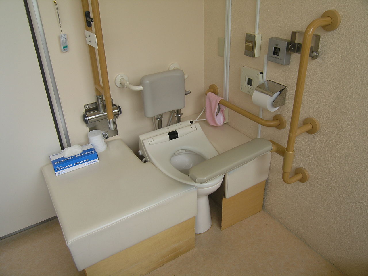 『車椅子 対応 住宅』－トイレ－ アウラ建築設計事務所